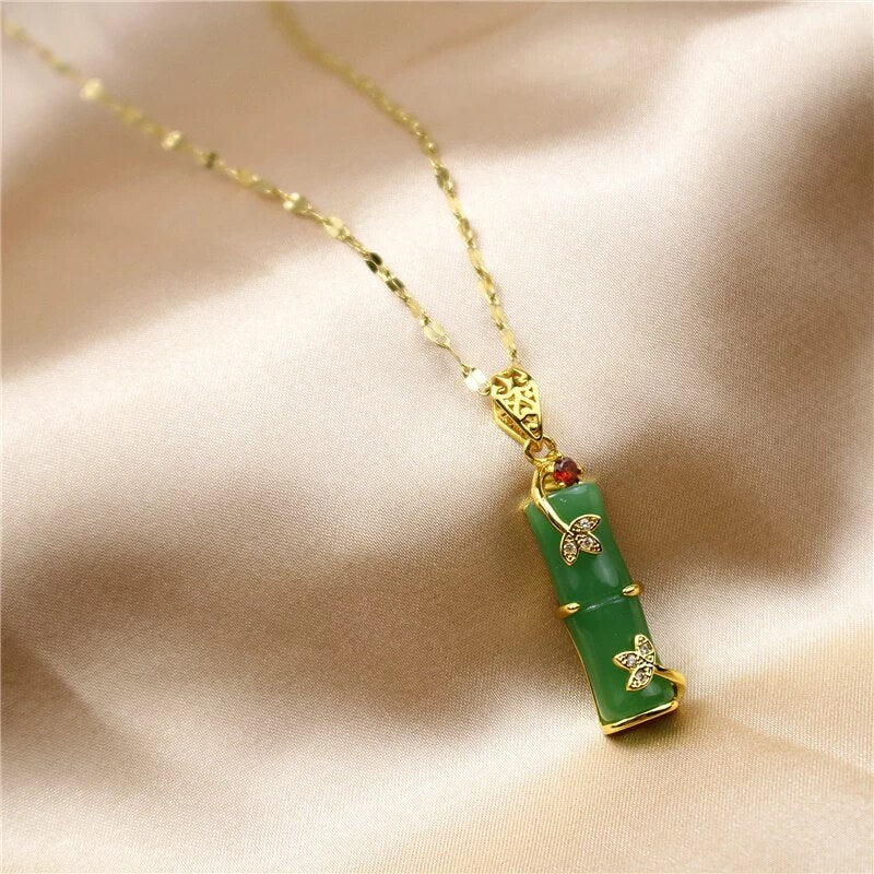Naszyjnik z jadeitowym amuletem